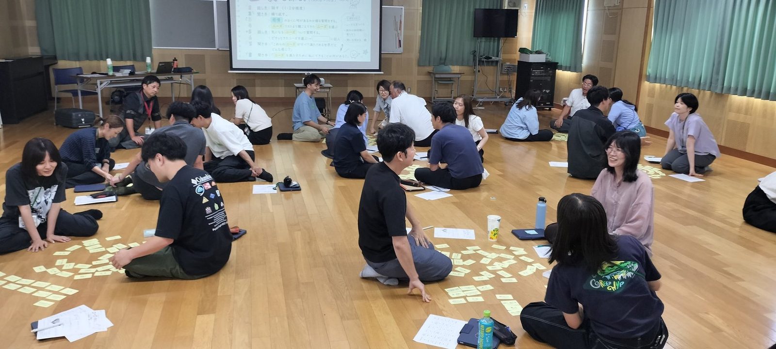 対話する学校ラボ 参加者が円になって対話する様子